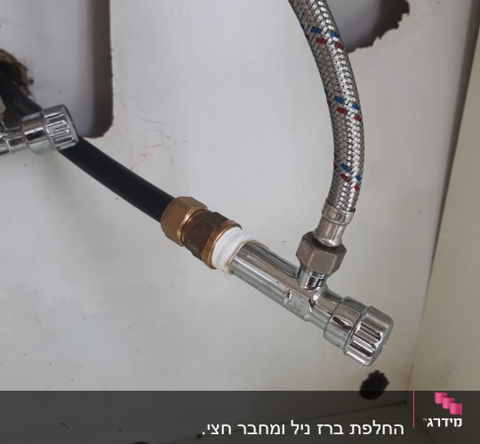 צינור מתכת מחובר לברז עם חיבורי פליז